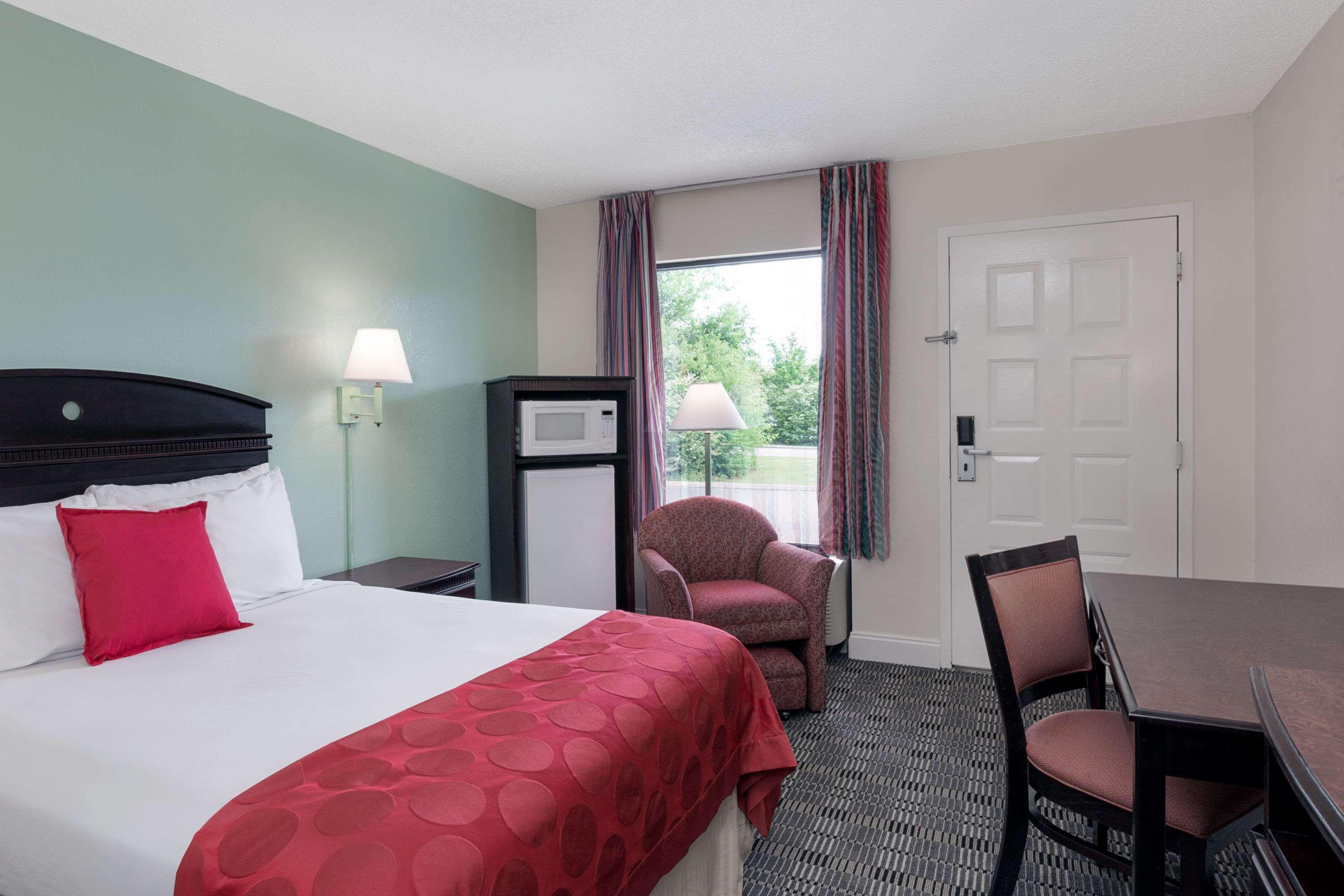 Ramada By Wyndham Pelham Hotel Exterior photo
