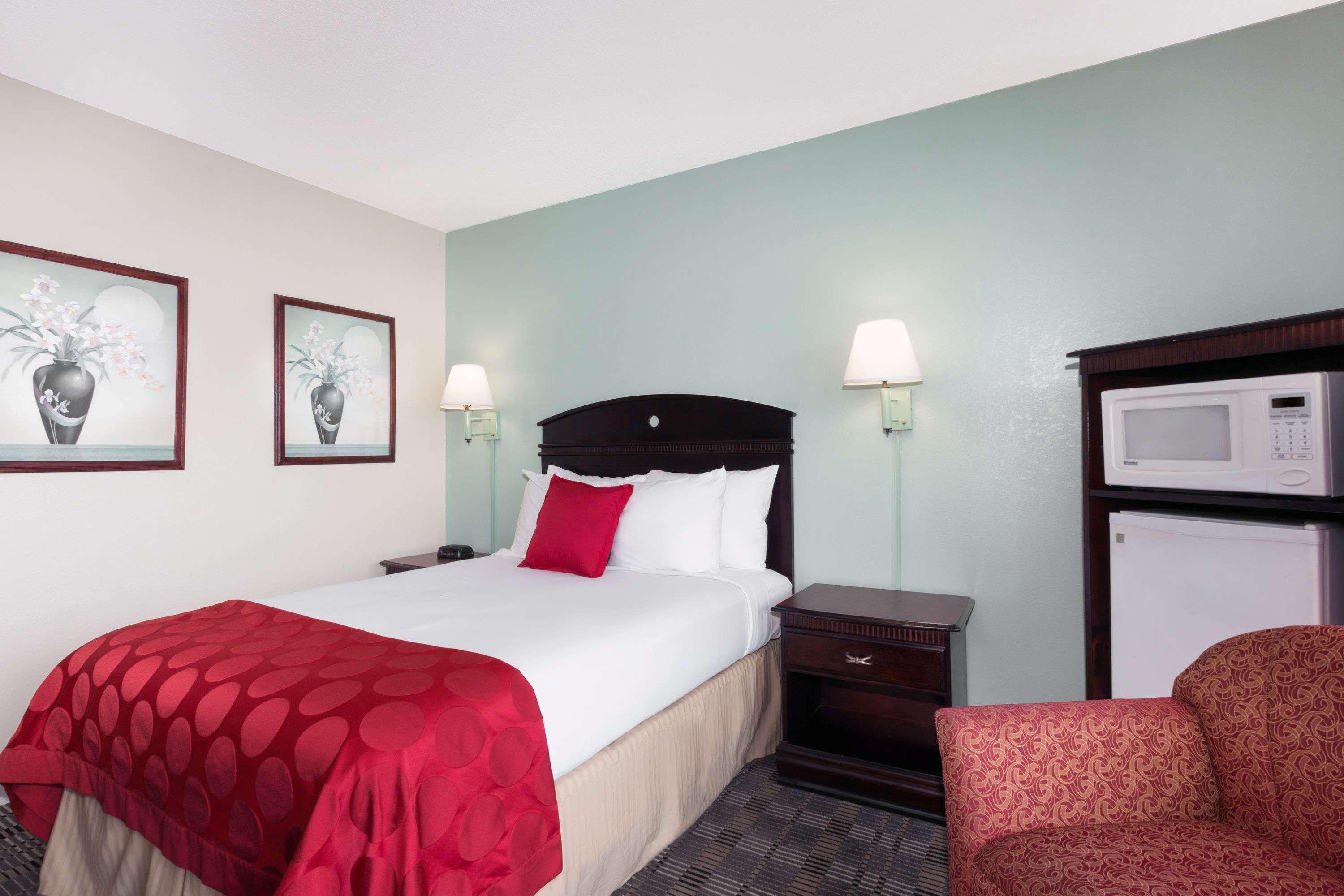 Ramada By Wyndham Pelham Hotel Exterior photo