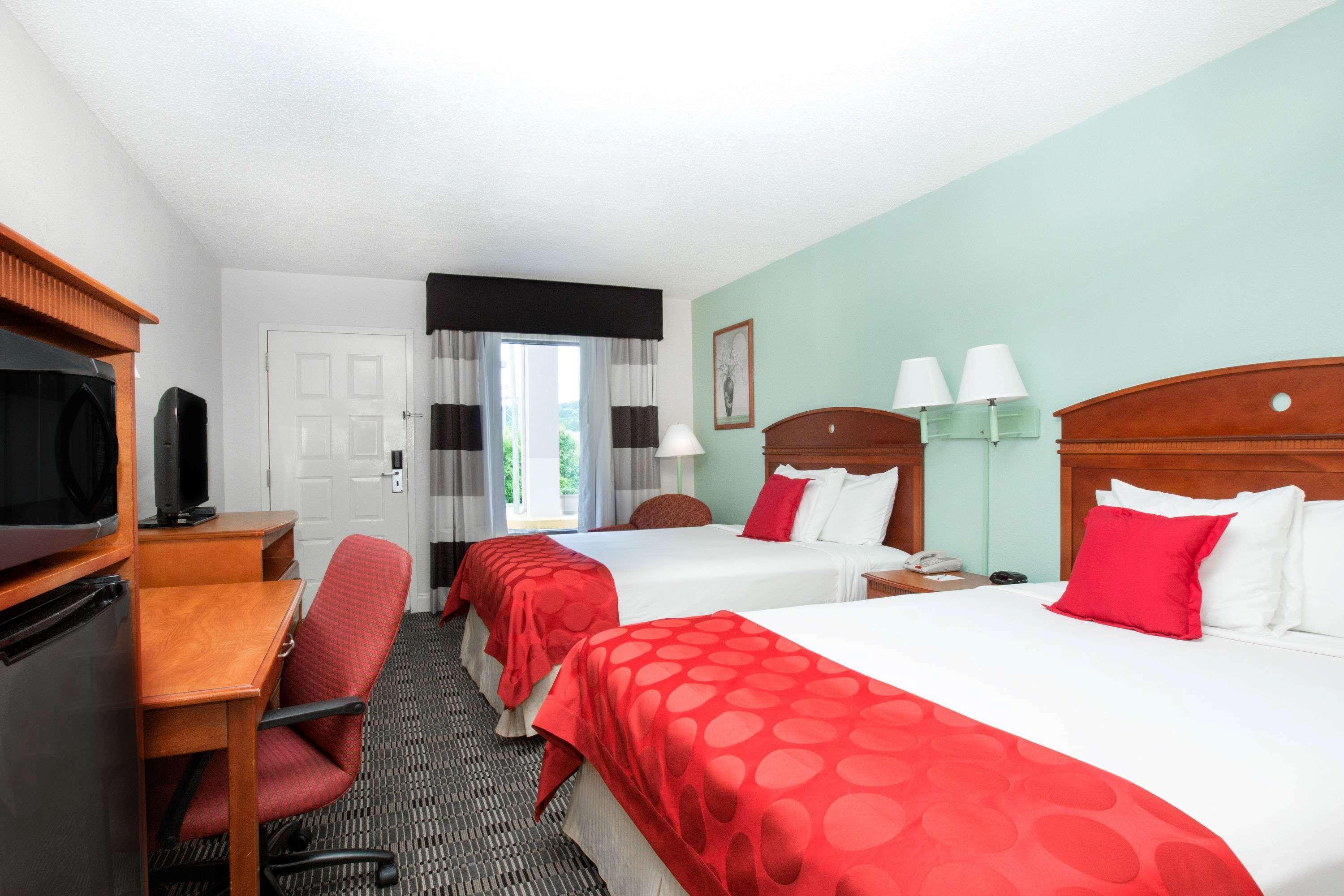 Ramada By Wyndham Pelham Hotel Exterior photo