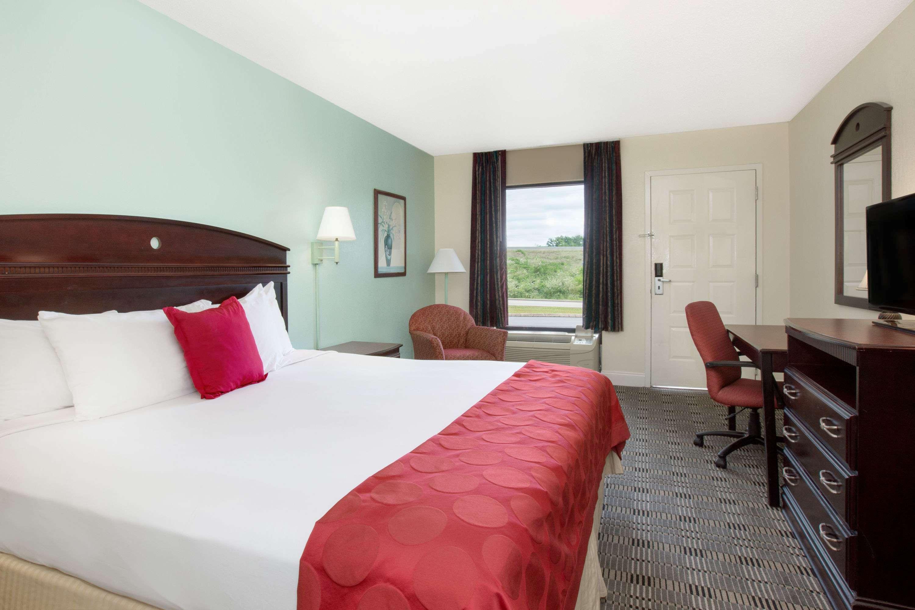 Ramada By Wyndham Pelham Hotel Exterior photo